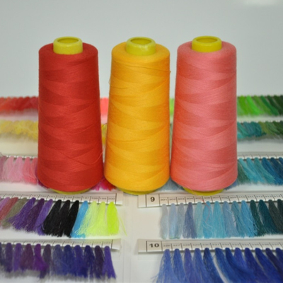 স্টক লট রং 40/2 100% পলিস্টার সেলাই থ্রেড 3000Yards/Cone